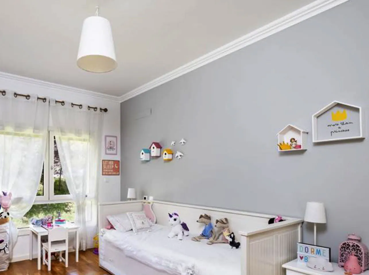 Profile model UPSOLU UP23 of coving in polystyrene, applied with adhesive, moisture-resistant, for ceiling or wall.